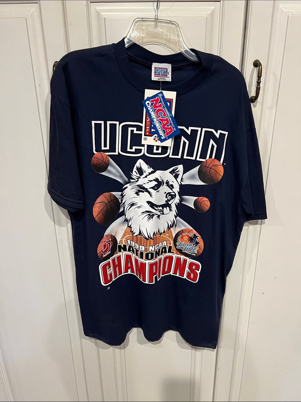 UCONN HUSKY 1999 nation champion brand new with tags size large